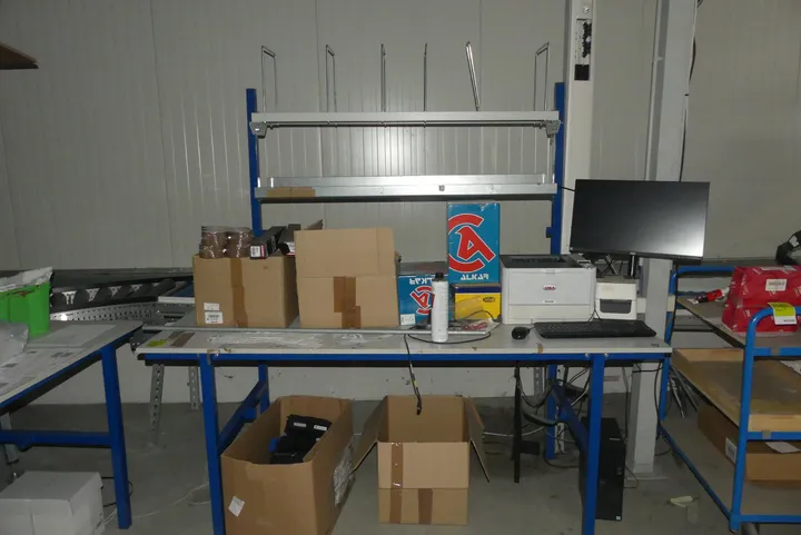 1x Tisch mit Inhalt OHNE Computer, Drucker & Dokumente | Maße in cm ca.: 200 x 80 x 200